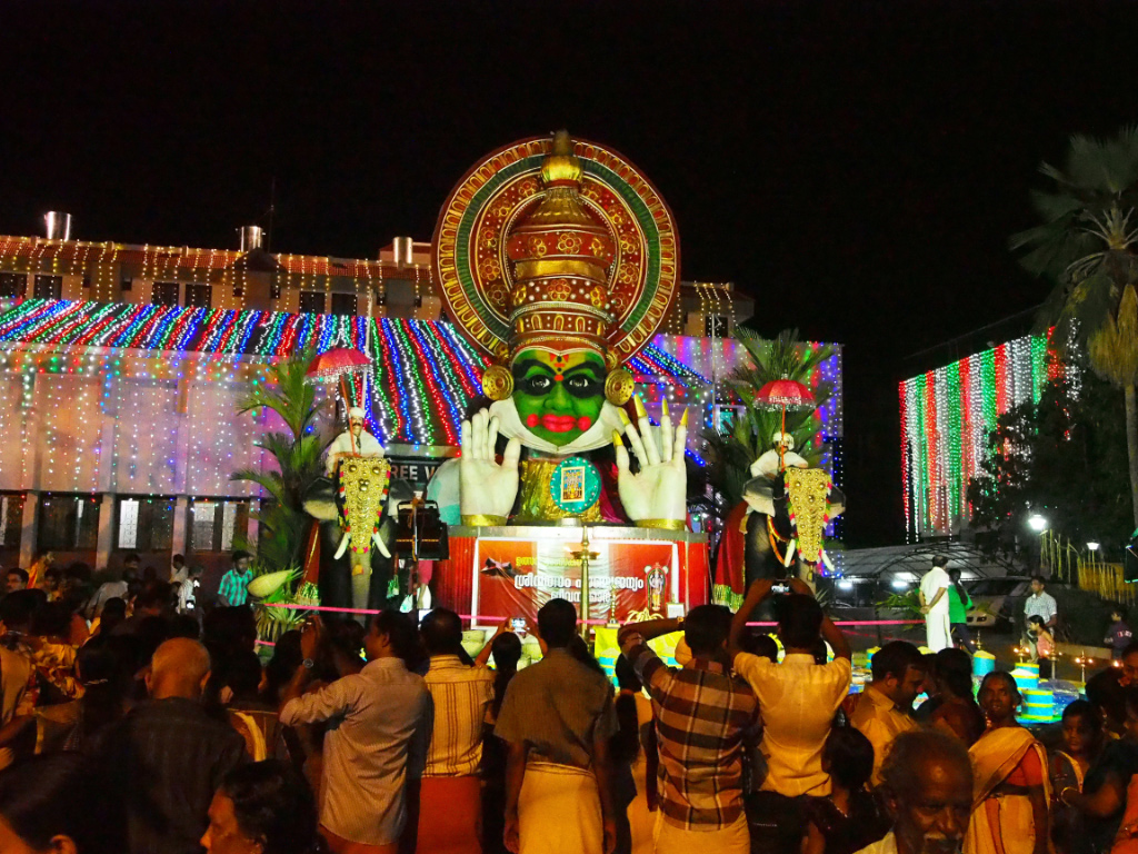 statue maquillée comme au Kathakali: danseurs traditionnels du Kerala